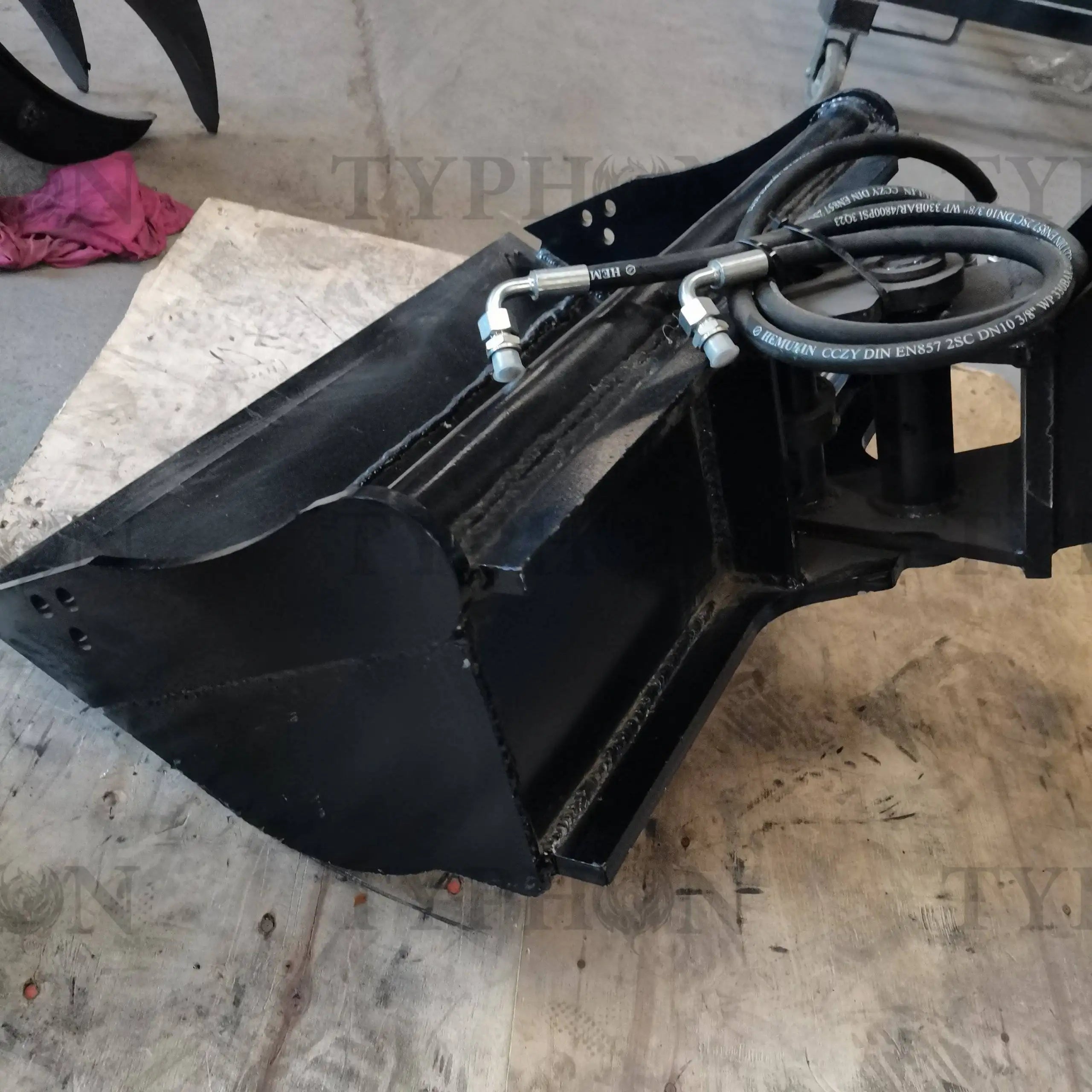2.5 Ton Excavator Attachment Hydraulic Tilt Bucket 800mm Tilting Bucket 31 inch - 0